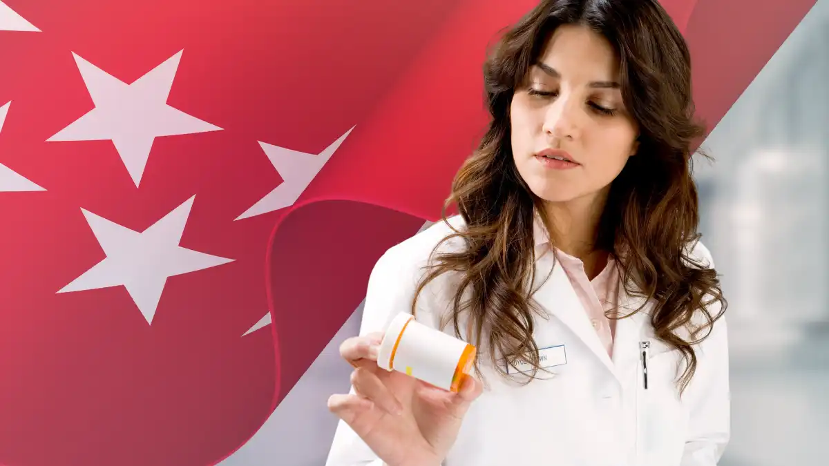 Persona estudiando documentos de Técnico de Farmacia para oposiciones del SERMAS en Madrid.