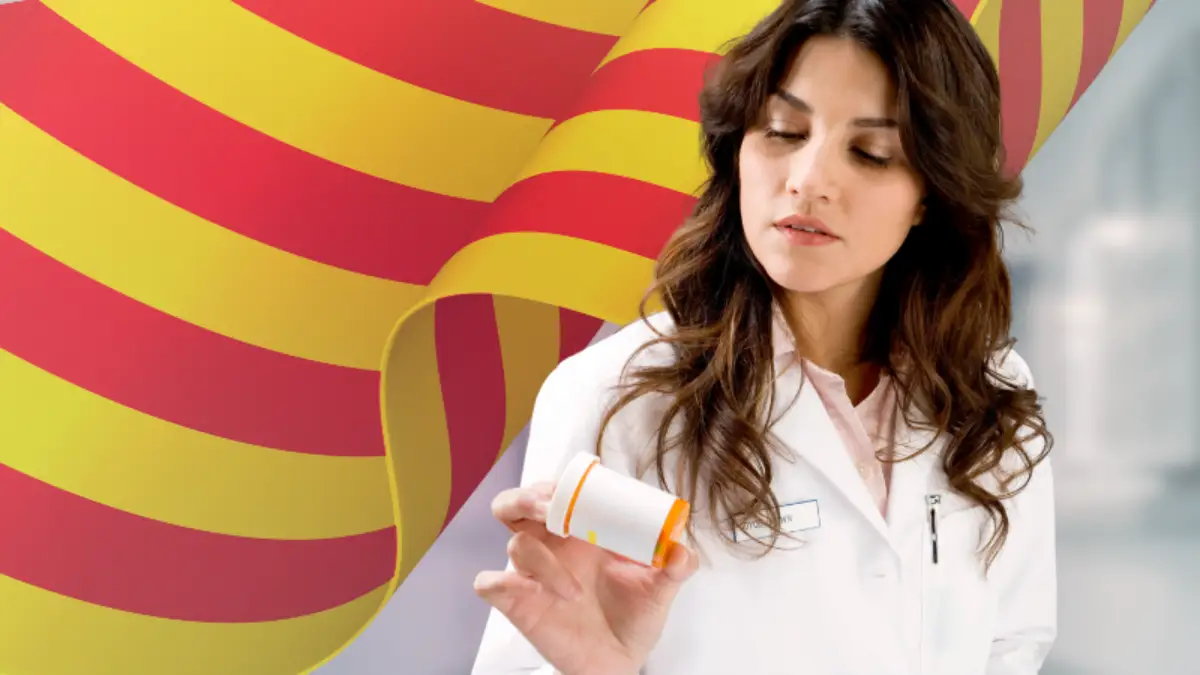 Técnico Auxiliar de Farmacia del CatSalut revisando temario de oposiciones en Cataluña